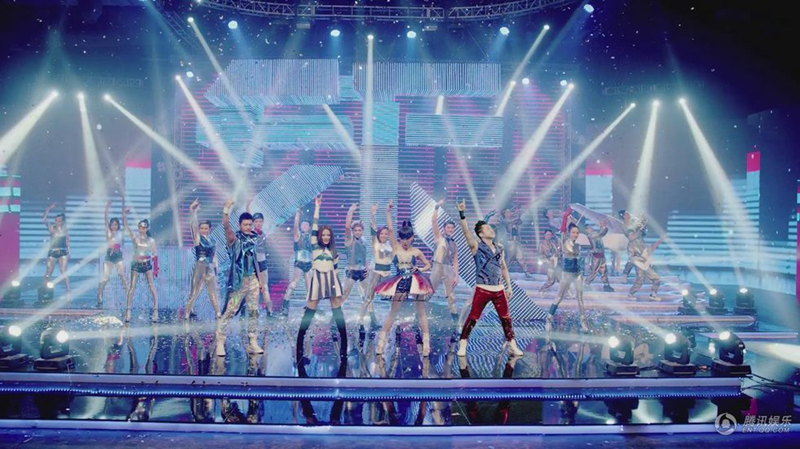 吴莫愁性感胸衣欢乐来袭 短裙热舞火爆贺岁- M