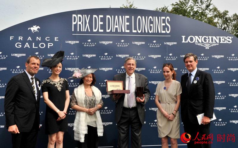 Prix de Diane Longines �й�����Ҧ����˹���������й��ܲó�����Ůʿ��Ϊ���յ��Ĵα����Ļ�ʤ�߰䷢���ٱ������ּ�ʱ���