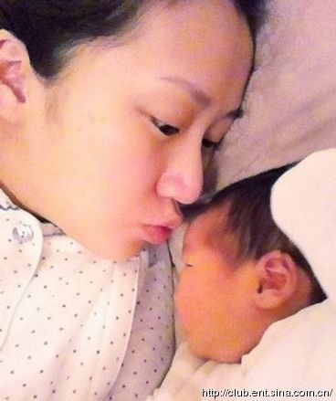 ��2012��1��25������9��30��,����ͨ��΢����������˳�������Լ���Ů��,��Ϊ����Ȧ��һ�����������������衣