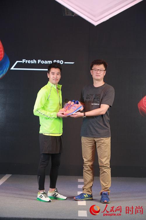New Balance�й����ܾ����ź����������½��Ķ���רҵ�ܲ�װ��FRESH FOAM����980Ь����������͢