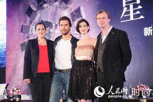ݡɪޱ (Anne Hathaway) ӰǼʴԽ(Interstellar) Ϻý˷ (Lanvin) 2015紺ȼϵ