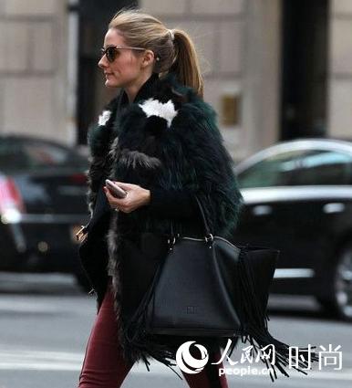 Olivia Palermo���·�˲��ͳ����ˣ��������ƺ�ɫ�������������͸���ɫ�ʸС�