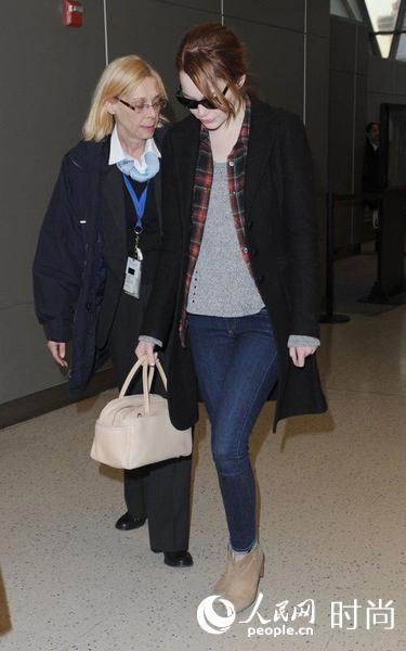Emma Stoneڸƣϸ徫µĸƴ֯Ů飬װ£΢¶һЩӲ֣˸õװЧ