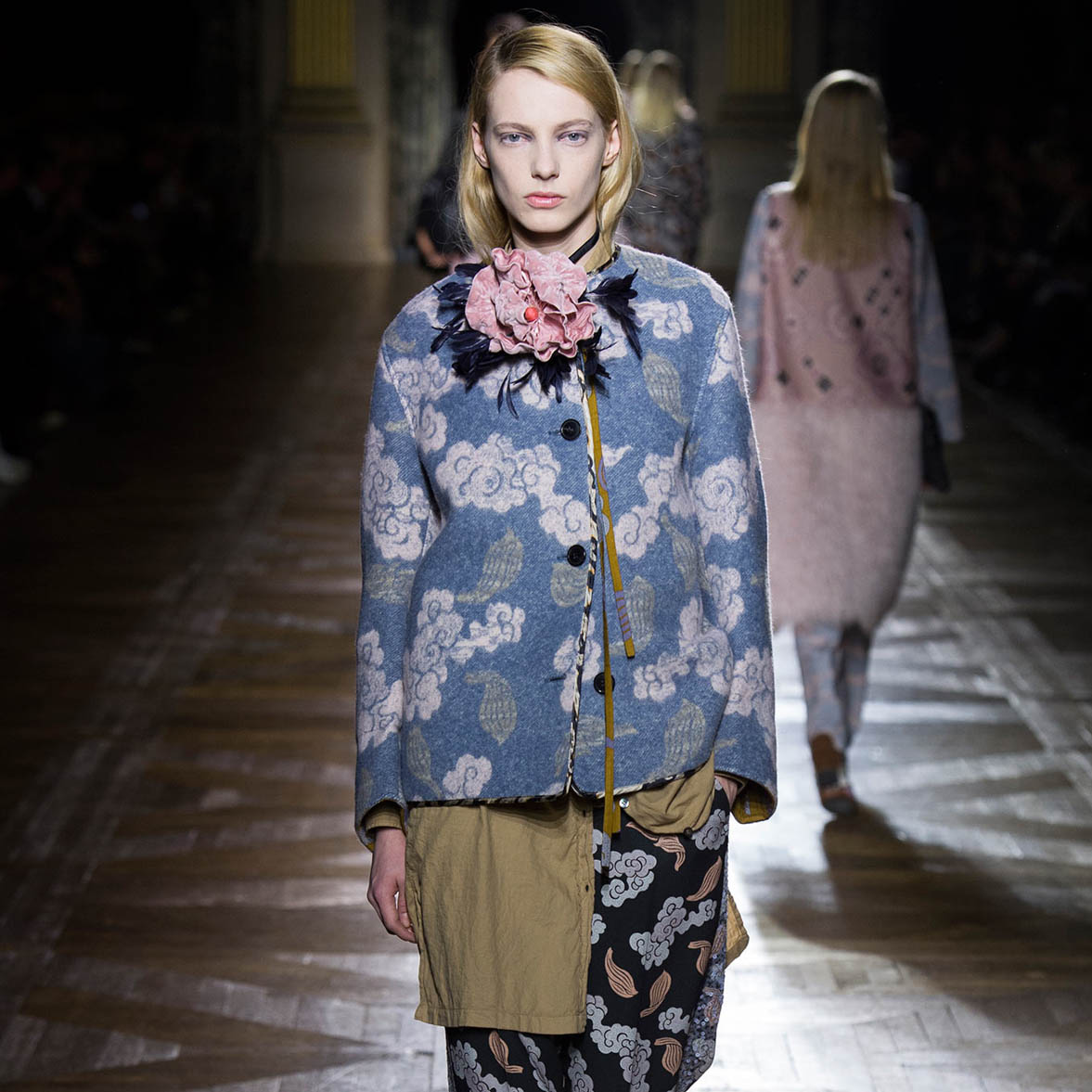 ʱ 34                	㳡 Dries Van Noten                	 Dries Van NotenѡӡԼʵɫйVan NotenڸݻȰСëͬʱ֡