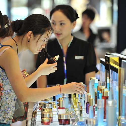 国务院:中国将调整服装化妆品消费税