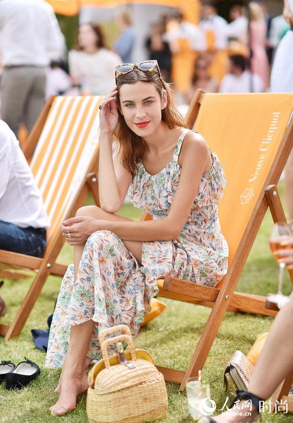 ɺӣAlexa Chung СĶȼٷУ׾Ծ䣬ݱ˫ģʽôŵҰ͵ζ裻Ƶīû˭ܱС~ 