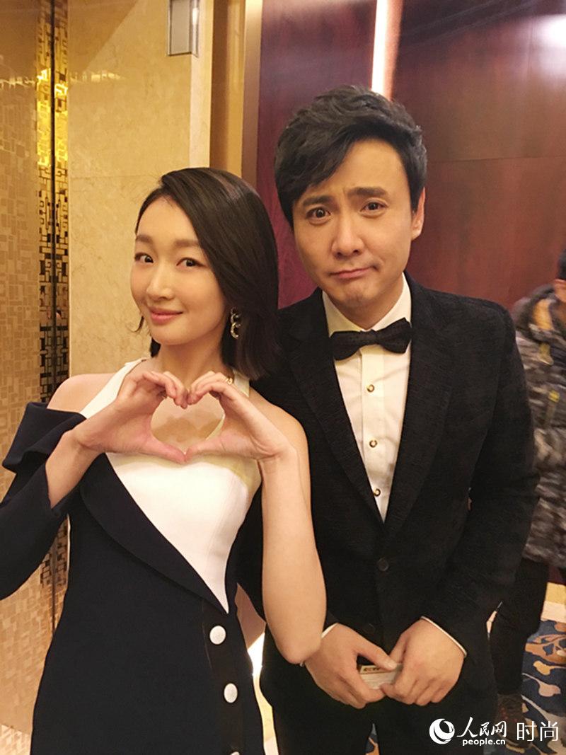 周冬雨蓝白裙亮相 获微博之夜年度新力量女演