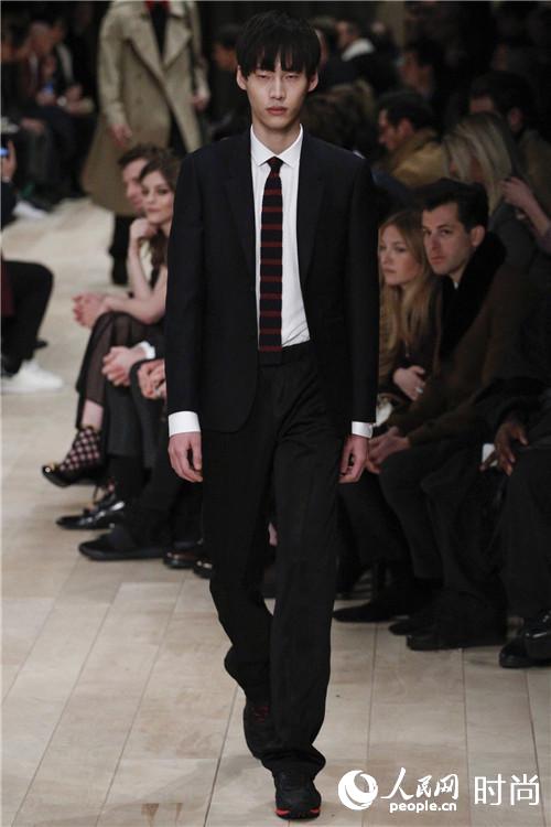 �d��Z�۴��ɸ��Q�𭺨q Burberry56�M�s��look�tö�B�ʭ^�ۭ��i32�j