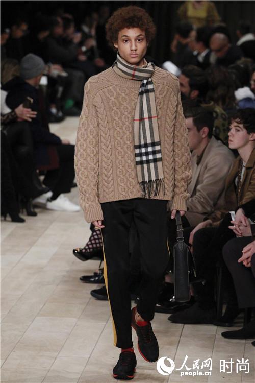 �d��Z�۴��ɸ��Q�𭺨q Burberry56�M�s��look�tö�B�ʭ^�ۭ��i3�j