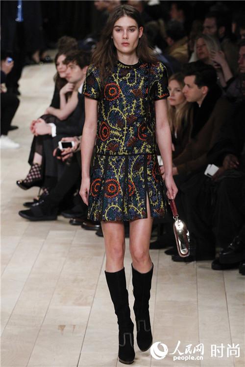 �d��Z�۴��ɸ��Q�𭺨q Burberry56�M�s��look�tö�B�ʭ^�ۭ��i44�j
