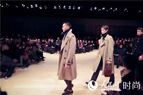 �d��Z�۴��ɸ��Q�𭺨q Burberry56�M�s��look�tö�B�ʭ^�ۭ��i59�j