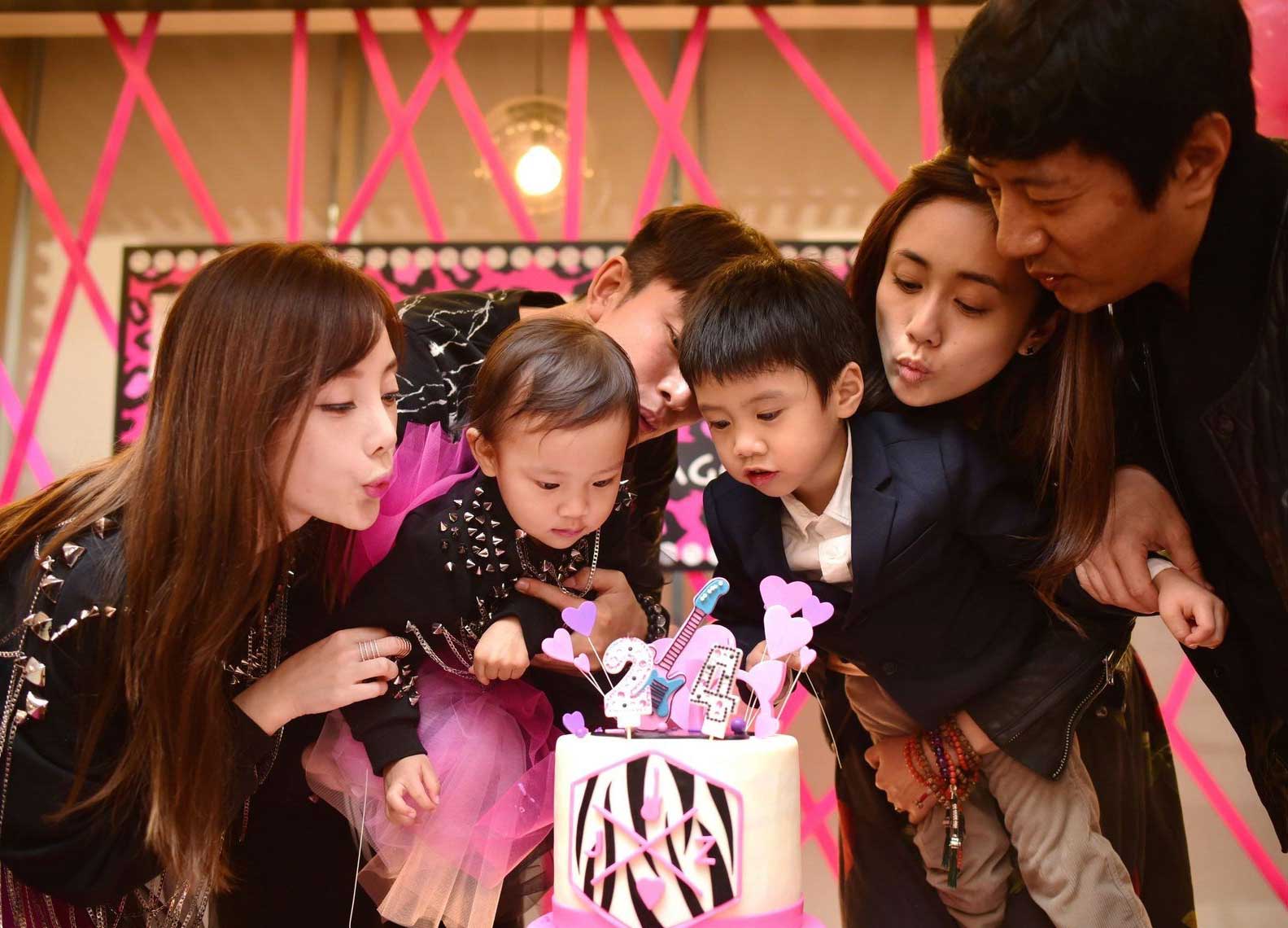 章子怡晒女儿醒醒满月蛋糕秀幸福 盘点星二