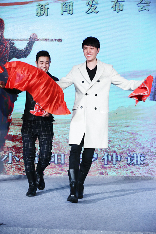 冯绍峰东北扭秧歌 《三打》展幽默本色