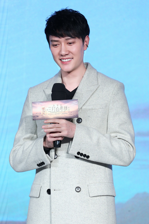 冯绍峰东北扭秧歌 《三打》展幽默本色