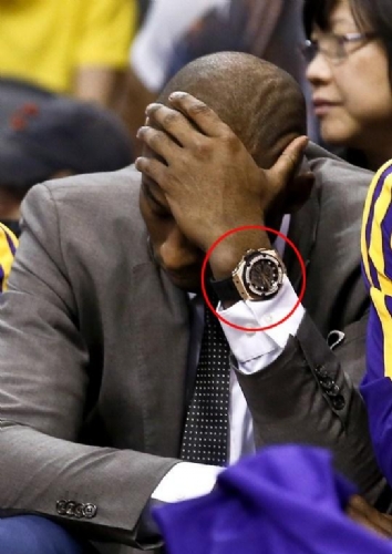 虽然科比打篮球机会变少 但戴手表的时间却变