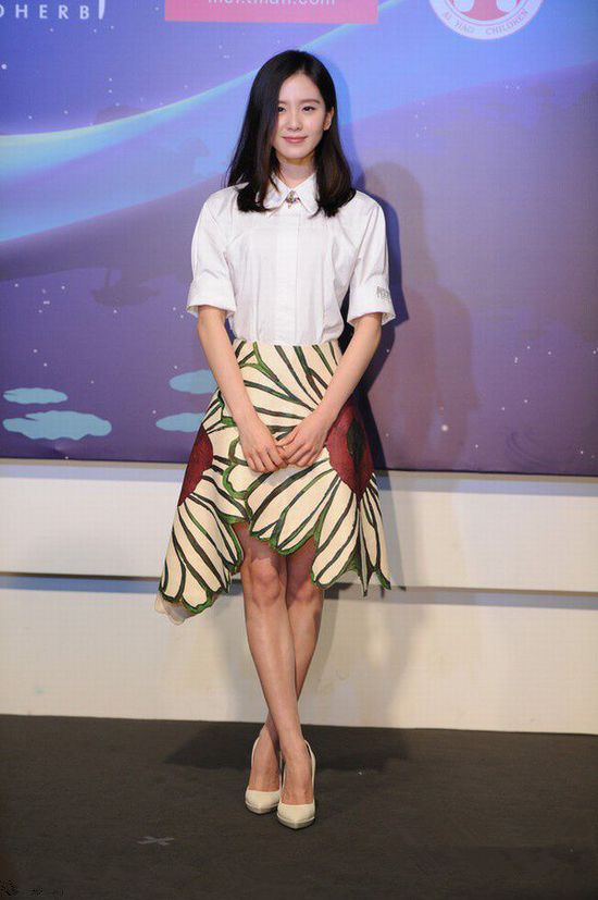 杨幂刘雯刘诗诗娜扎宋慧乔亲身示范 穿白衬衫搭半裙才是真女神