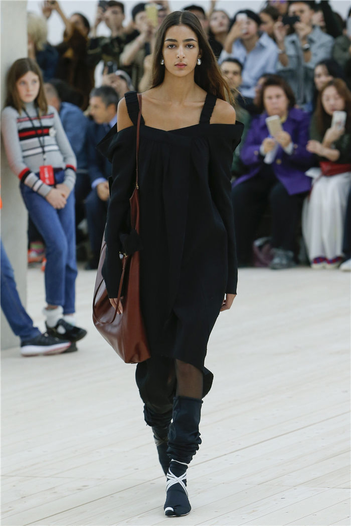 Celine 2017�K�L�t�C�ھ��ɸ˩P�o�� �ѦZ���ᰪ�իG�ۨq���i17�j