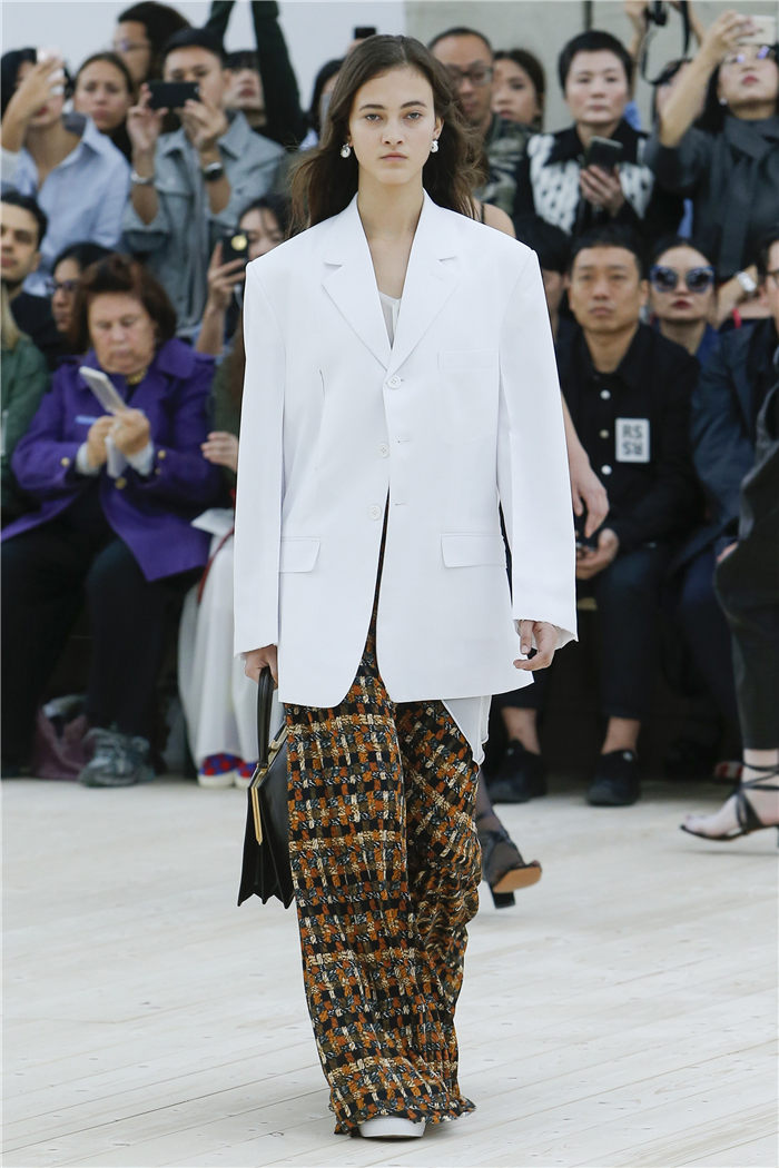 Celine 2017�K�L�t�C�ھ��ɸ˩P�o�� �ѦZ���ᰪ�իG�ۨq���i19�j
