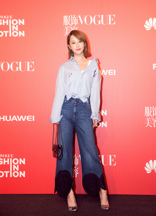杨紫时髦街拍范儿炸裂 受邀参加Vogue十一周年庆
