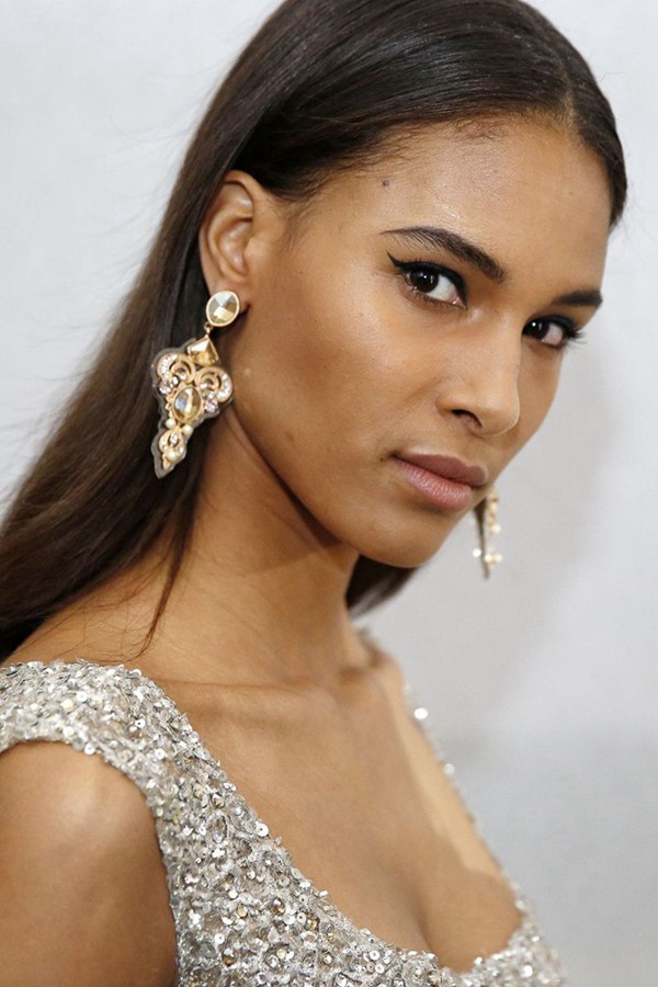 Elie Saab�m���vTom Pecheux��Elie Saab�q�����үS�]�p�F���������u�ӷf�t�@�ܩM�r�١A����ı���I��b�ܲ��W�C