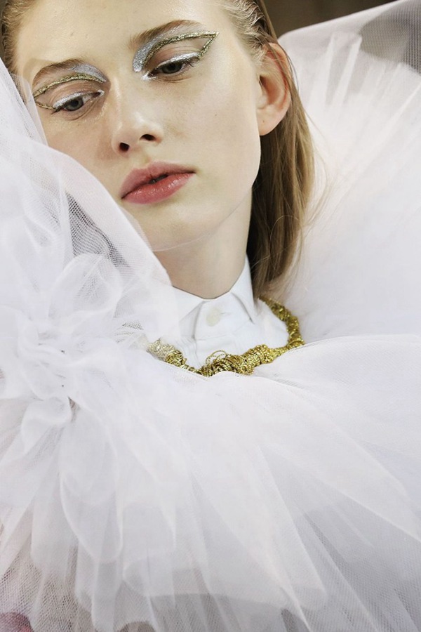 Viktor & Rolf�m���vPat McGrath��Viktor & Rolf���үS�]�p�F�R������M�өʪ����ݽ�P�����A���Ȫ��u���İǰg�H�����C