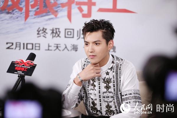 吴亦凡身穿宝姿Ports 1961 2017春夏系列衬衫亮相