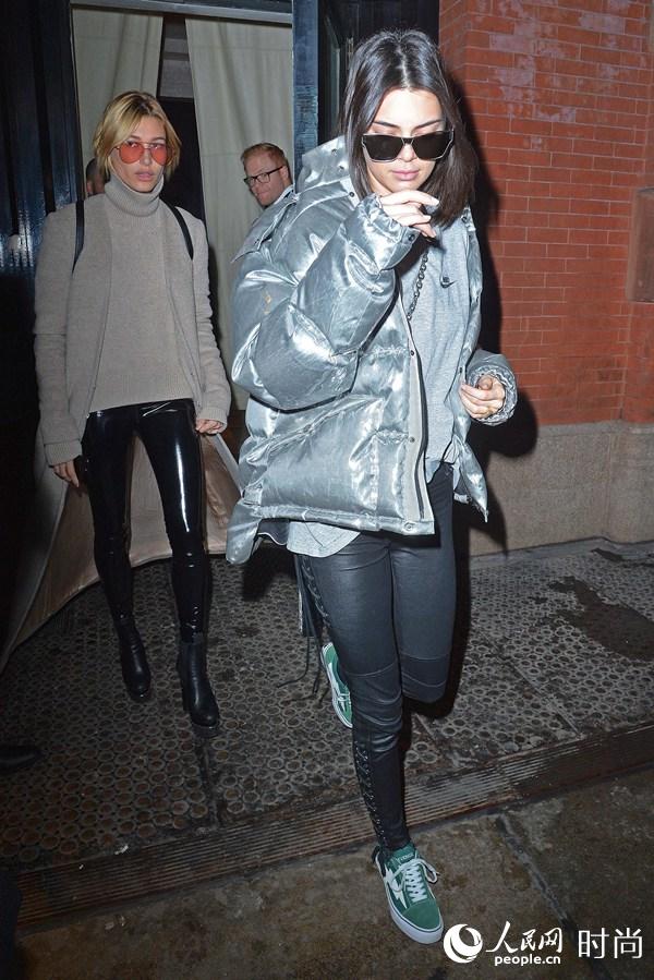 Kendall Jenner身着PORST 1961男装现身纽约街头