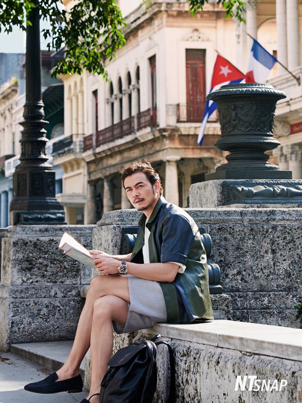 杨烁粉色西装惊现古巴 浪漫绅士气度引人关注