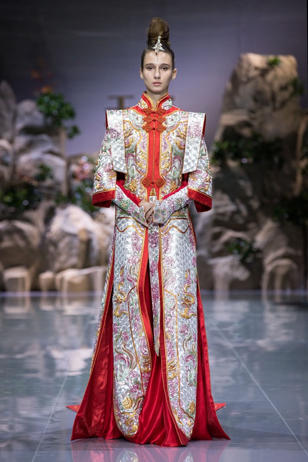 “天玺褂皇”系列亮相中国国际时装周