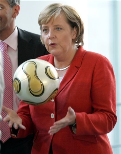 名流女性爱事业更爱足球 总理明星均享世界杯